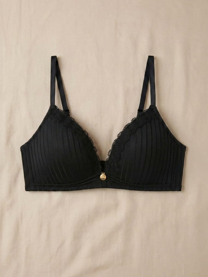 Bralette Triangular Con Detalles en Encaje Negro